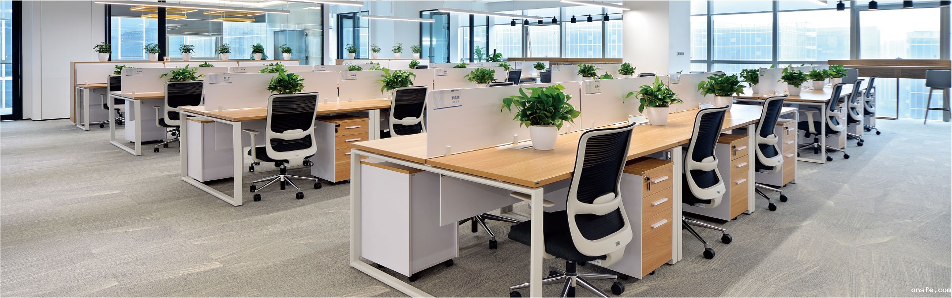 伟德app官方网站为红星·美凯龙设计高效职员办公空间实拍图