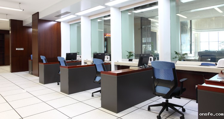 伟德app官方网站为南昌银行设计高效服务窗口区实拍图