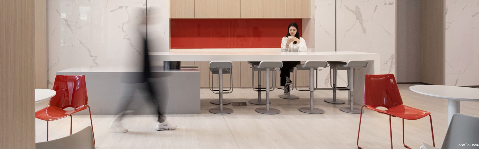 伟德app官方网站为TCL科技设计的休闲洽谈空间实拍图