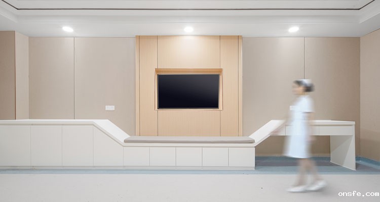 onsfe为江西省妇幼保健院设计导诊台实拍图